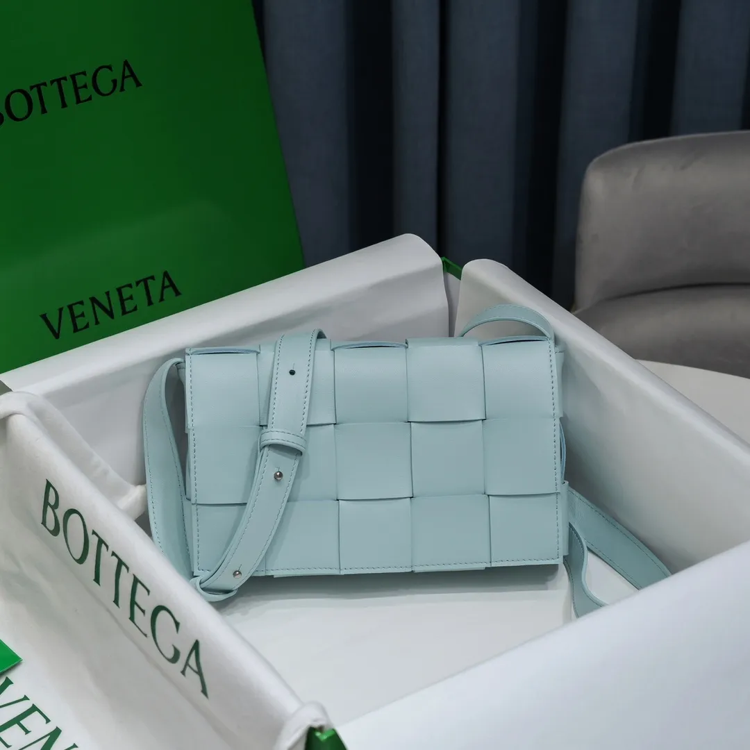 Batch 1420 Real shots 👇BV Cassette’s trendy design is earth-shakingly beautiful. The handsome style with flamboyant personality has completely changed the dull style of the past. Beauty is a topic that women can never refuse. Walking on the streets of Milan, you can see her figure everywhere. It is called tofu bag, original sheepskin: the key point is that it can be controlled by both men and women, and has become a big celebrity in the fashion circle. Size 23*15*5 [6687#]
